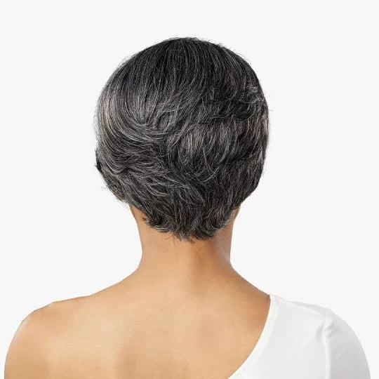 femme noire perruque courte pixie cheveux gris vue de dos