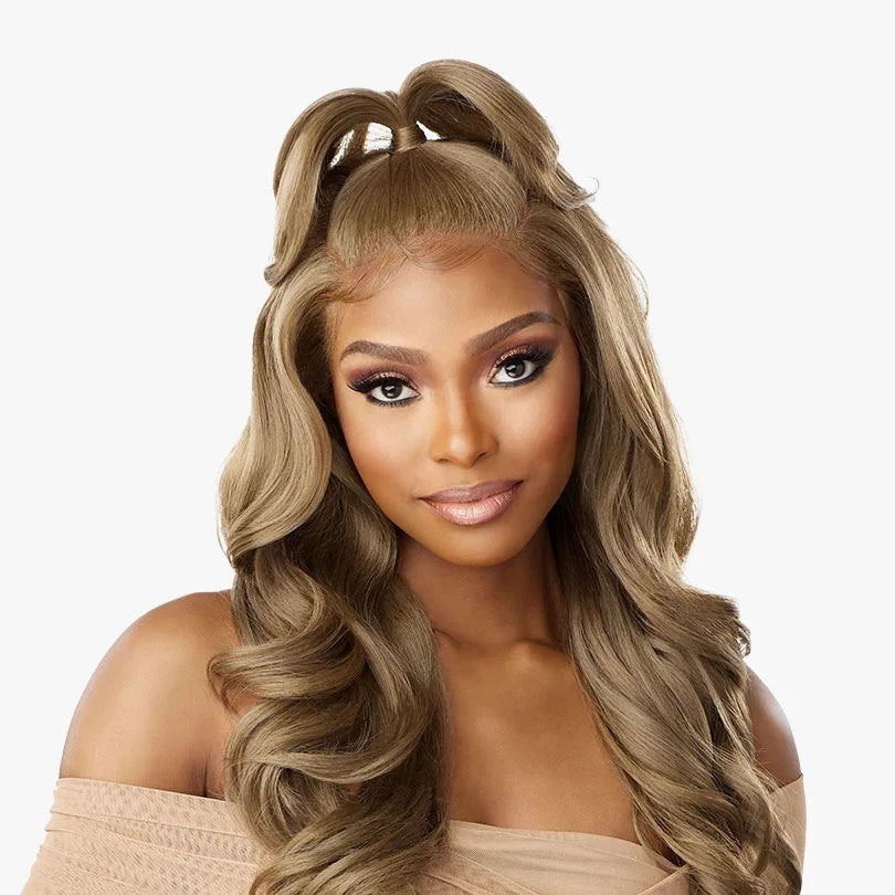 femme noire perruque ondulée blonde cheveux longs