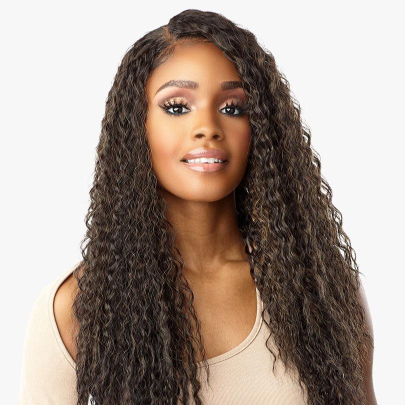 femme noire perruque frisée cheveux longs