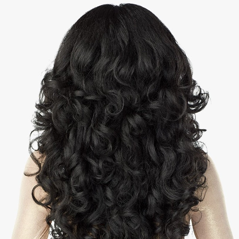 femme noire perruque bouclée cheveux longs vue de dos